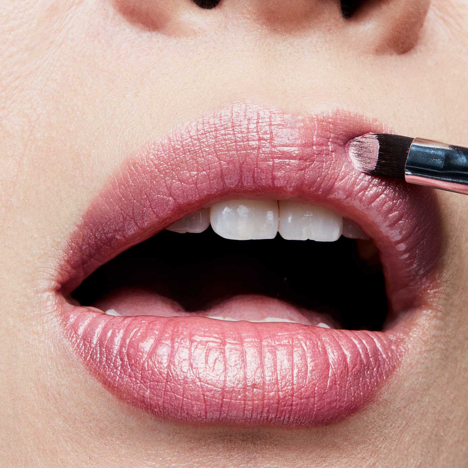 FROST LIPSTICK (LABIAL EN BARRA ACABADO APERLADO)